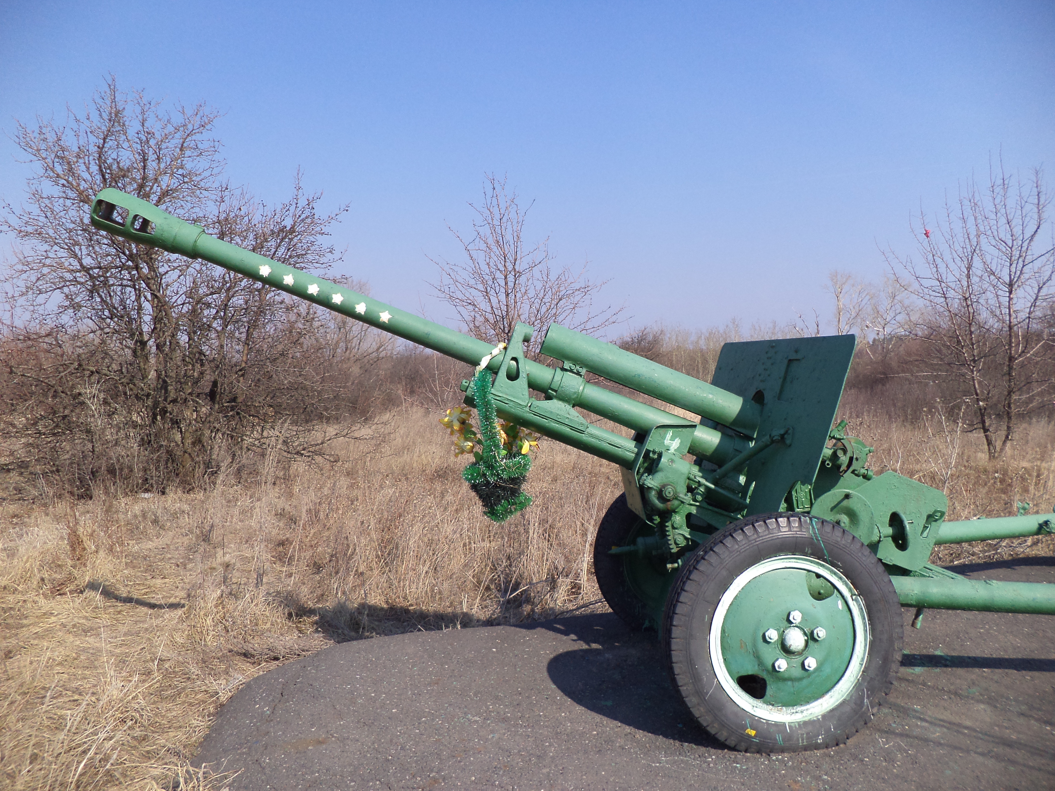 Пушка ЗИС-3 - памятный знак воинам 13 гвардейской стрелковой дивизии.